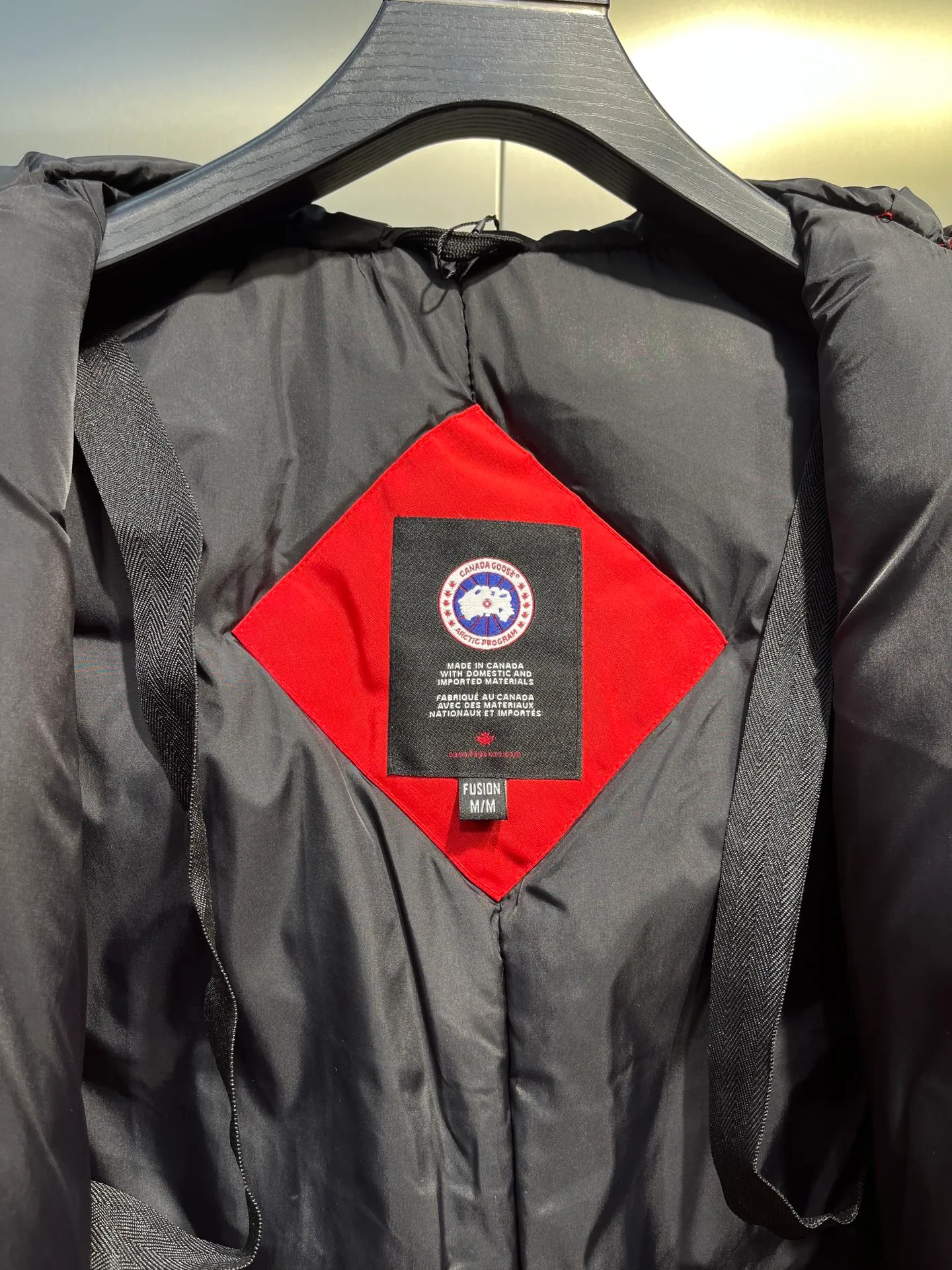 P860 Canada goose/Canada Goose 05 model 2580LA CANADA GOOSE/Canada Goose Rossclair parka women's down jacket, authentic original clothing molding, all accessories are custom-made from the original factory. This model is very unique. The zipper at the back can be opened to change into a dovetail style, with diagonal pockets and a layer of hidden pockets underneath. The official website has become a popular model. The softness and hardness of the fabric are compared with the genuine ones. It can be restored by kneading at will (fabric misunderstanding: fabrics with high hardness are not waterproof. Only those who buy the latest genuine version this year will notice the softness and comfort of the fabrics). The down is synchronized with the genuine white duck down. It is fluffy and not lumpy. The electronically controlled down charging machine is used to fill the zippers with customized genuine YKK zippers. High hardness and no lag. The fur collar is purchased from the same manufacturer as Wolf Hair. (Cooperative factory 2019 Canadian wolf skin auction and Big Goose official auction of wolf skin fur collars on the same site) All workmanship and wiring are controlled by workers with more than ten years of service. They must be horizontal and vertical, and are not crooked. The density of the inner wiring is more exquisite. Compare at will. Big goose label, collar label, washed label, hang tag, zipper rope, pocket label, back label, collar velvet, Velcro fasteners, all details of the cuffs are updated simultaneously with the original product, the best version, and the most complete color matching. The fighter in World 05 battles various world goods. Size: XS-XL